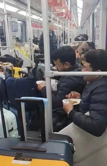 极目锐评∣满车厢咖喱味!多名外籍乘客在车厢内吃馅饼<strong></p>
<p>在美国理财</strong>,规则面前哪有特殊?