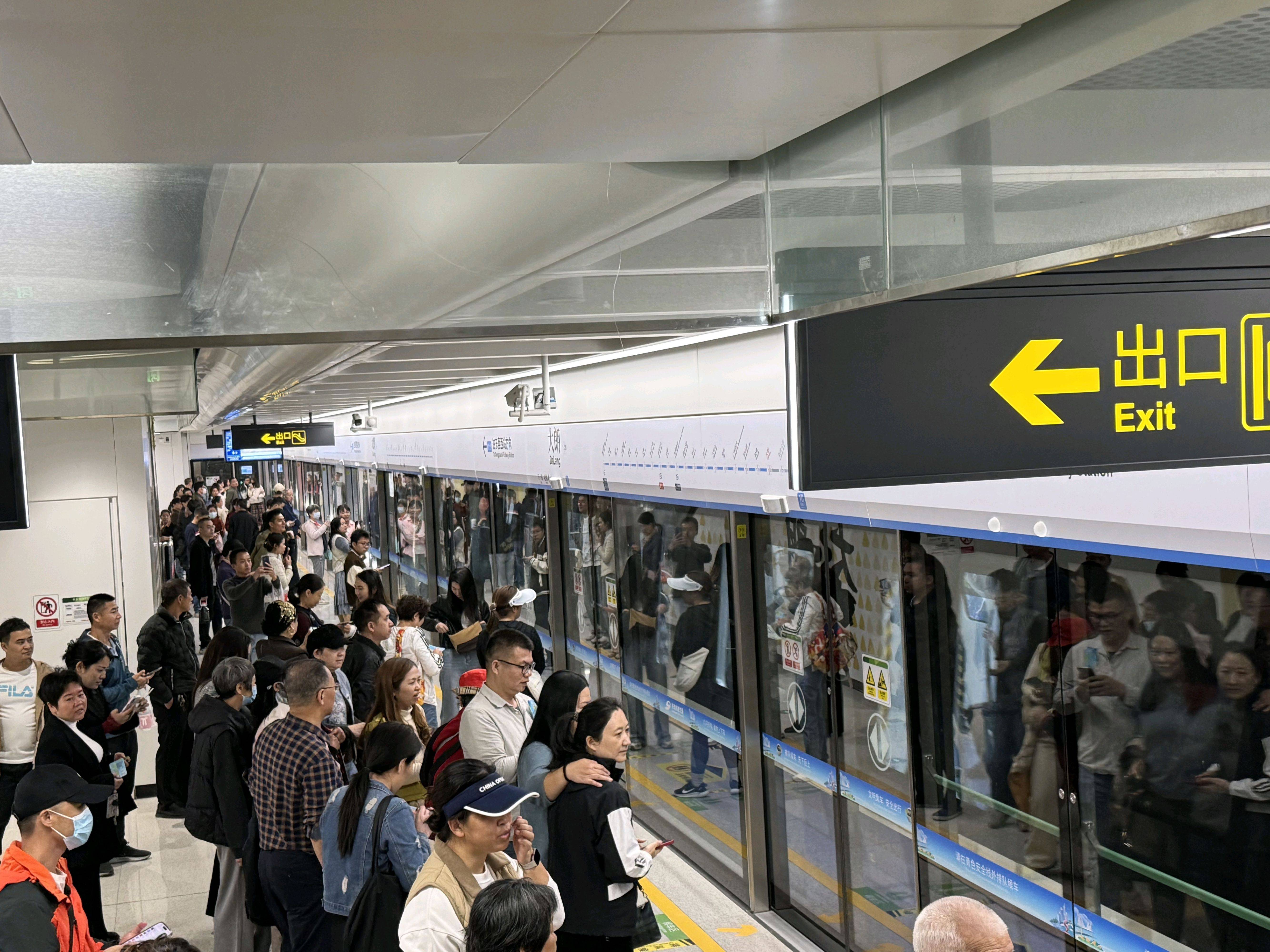 东莞地铁1号线试乘首日<strong></p>
<p>在美国理财</strong>,大朗4站“沸腾”了