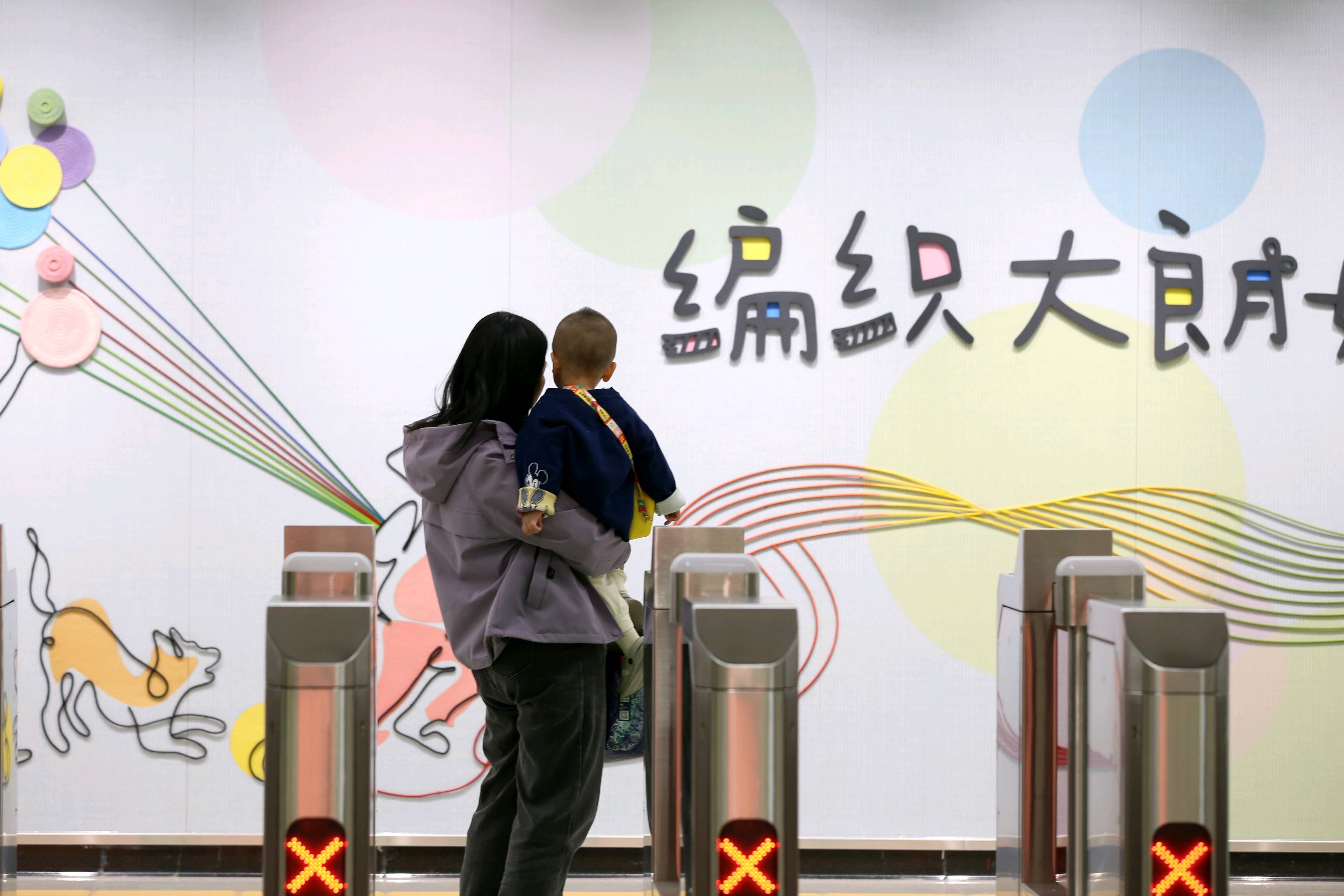 东莞地铁1号线试乘首日<strong></p>
<p>在美国理财</strong>,大朗4站“沸腾”了