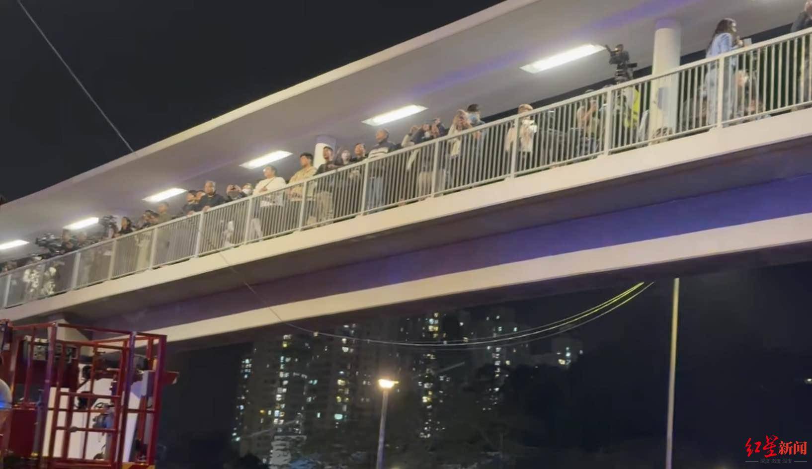 红星新闻实探香港宏福苑大火现场:警员称第一次遇到这么大火<strong></p>
<p>在美国理财</strong>,餐厅老板自发为救援人员送餐