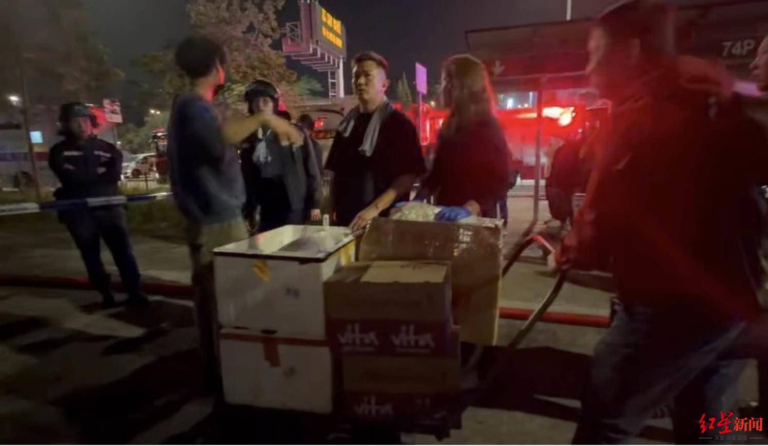 红星新闻实探香港宏福苑大火现场:警员称第一次遇到这么大火<strong></p>
<p>在美国理财</strong>,餐厅老板自发为救援人员送餐