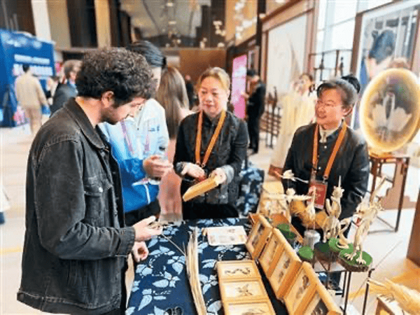 马克龙一路追着它俩<strong></p>
<p>理财金账户卡</strong>,抢先一步要访华!