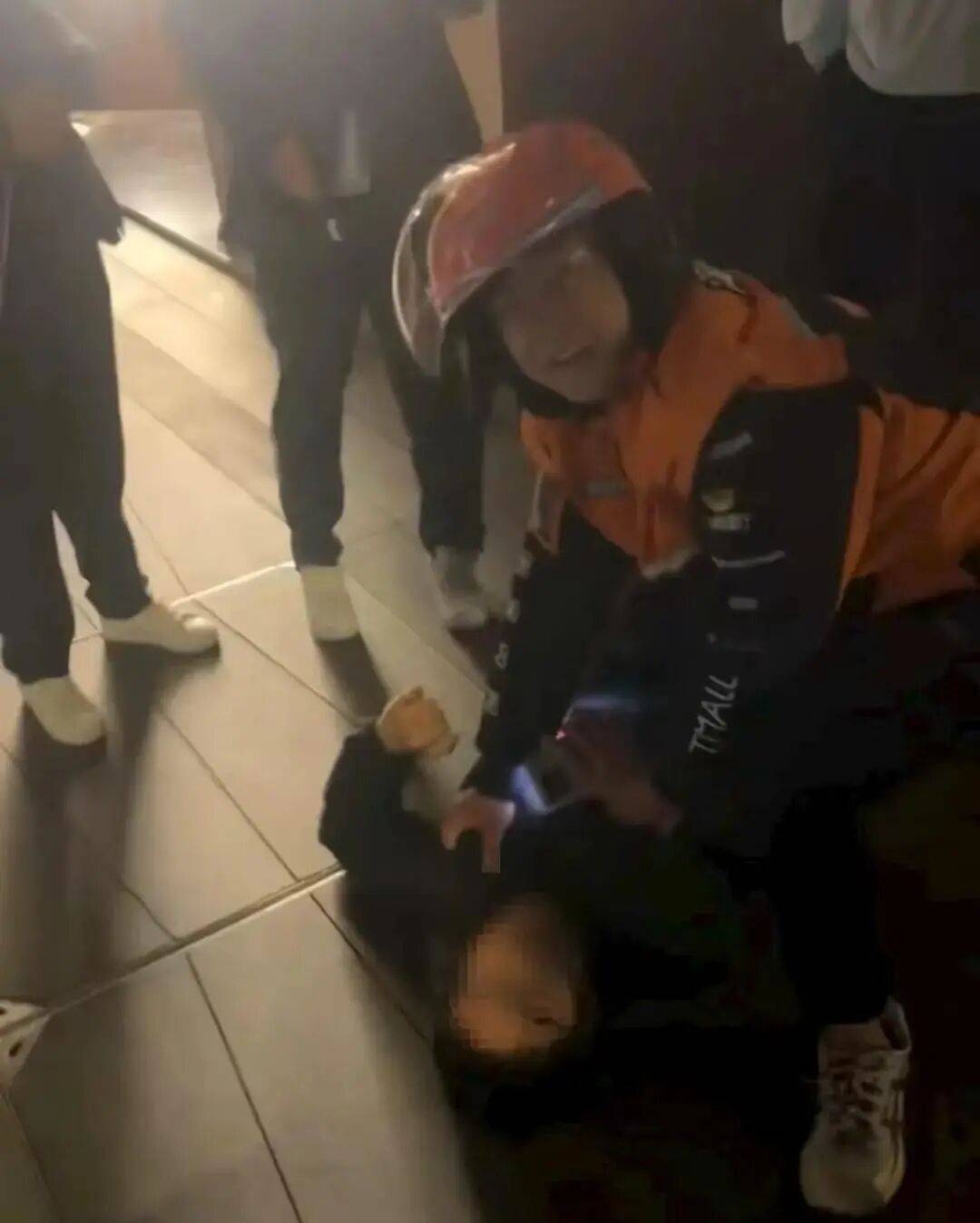 外卖小哥扑倒抢夺珠宝店嫌犯,嫌犯反问“对你有什么好处”,本人:没啥好处!