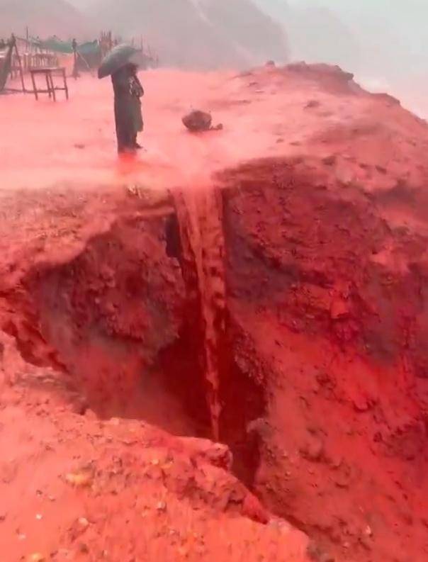 罕见!伊朗霍尔木兹岛遭遇强降雨<strong></p>
<p>理财卷</strong>,部分海域变成“血色海洋”