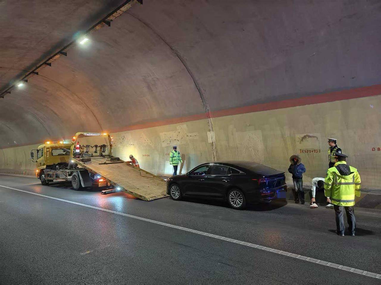 兰海高速一小车定速巡航故障刹车失灵<strong></p>
<p>理财卷</strong>,时速115狂奔490公里直至燃油耗尽,交警开道、路政压阵成功化险