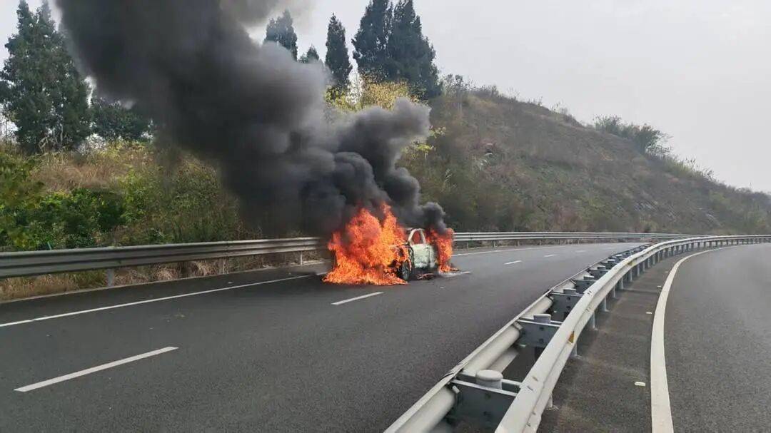 四川高速上一汽车突发自燃!车内两人闻到异味后果断弃车<strong></p>
<p>理财卷</strong>,成功逃生