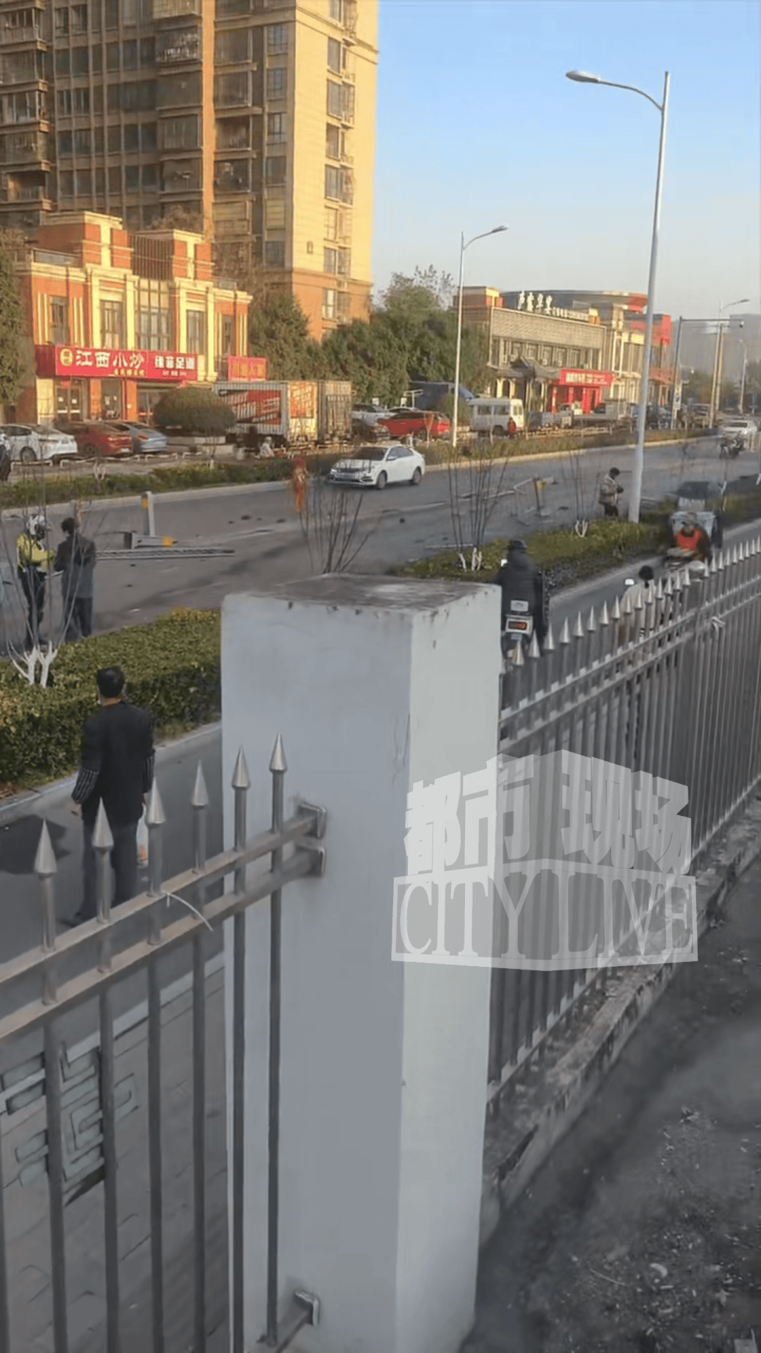 安徽一小米SU7撞翻几十米护栏<strong></p>
<p>理财卷</strong>,目击者称车辆前轮脱落后才刹停,当地交警回应