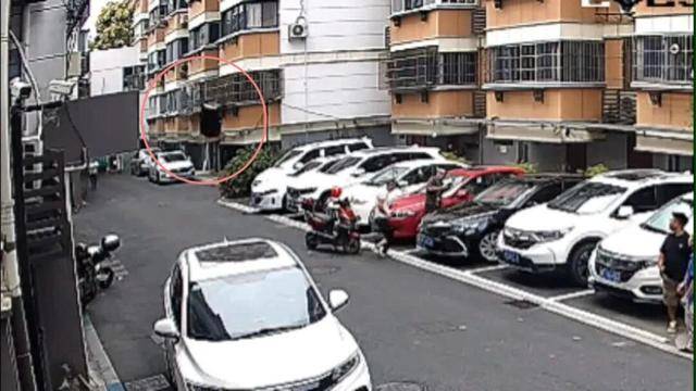 砰!浙江女子刚坐进车里<strong></p>
<p>理财卷</strong>,一把菜刀砸在眼前,随后剪刀又飞来