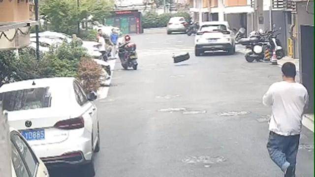 砰!浙江女子刚坐进车里<strong></p>
<p>理财卷</strong>,一把菜刀砸在眼前,随后剪刀又飞来