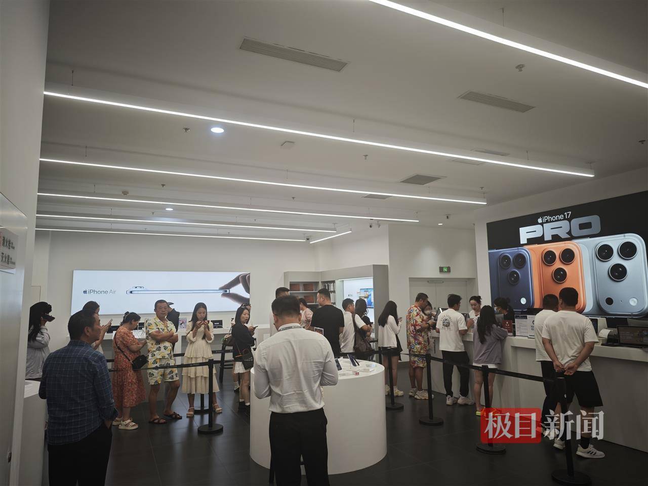 海南封关首日实探三亚免税城:免税价叠加消费券,苹果手机最高可减2140元