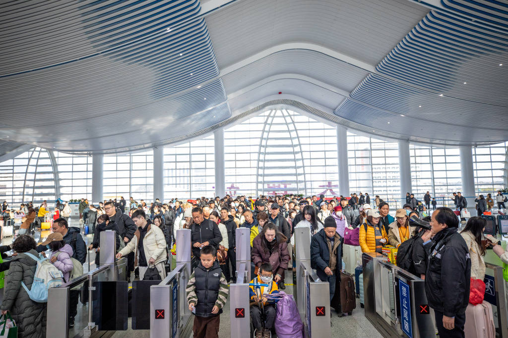 云南铁路春节假期发送旅客超350万人次,大年初七最高达53.9万人次