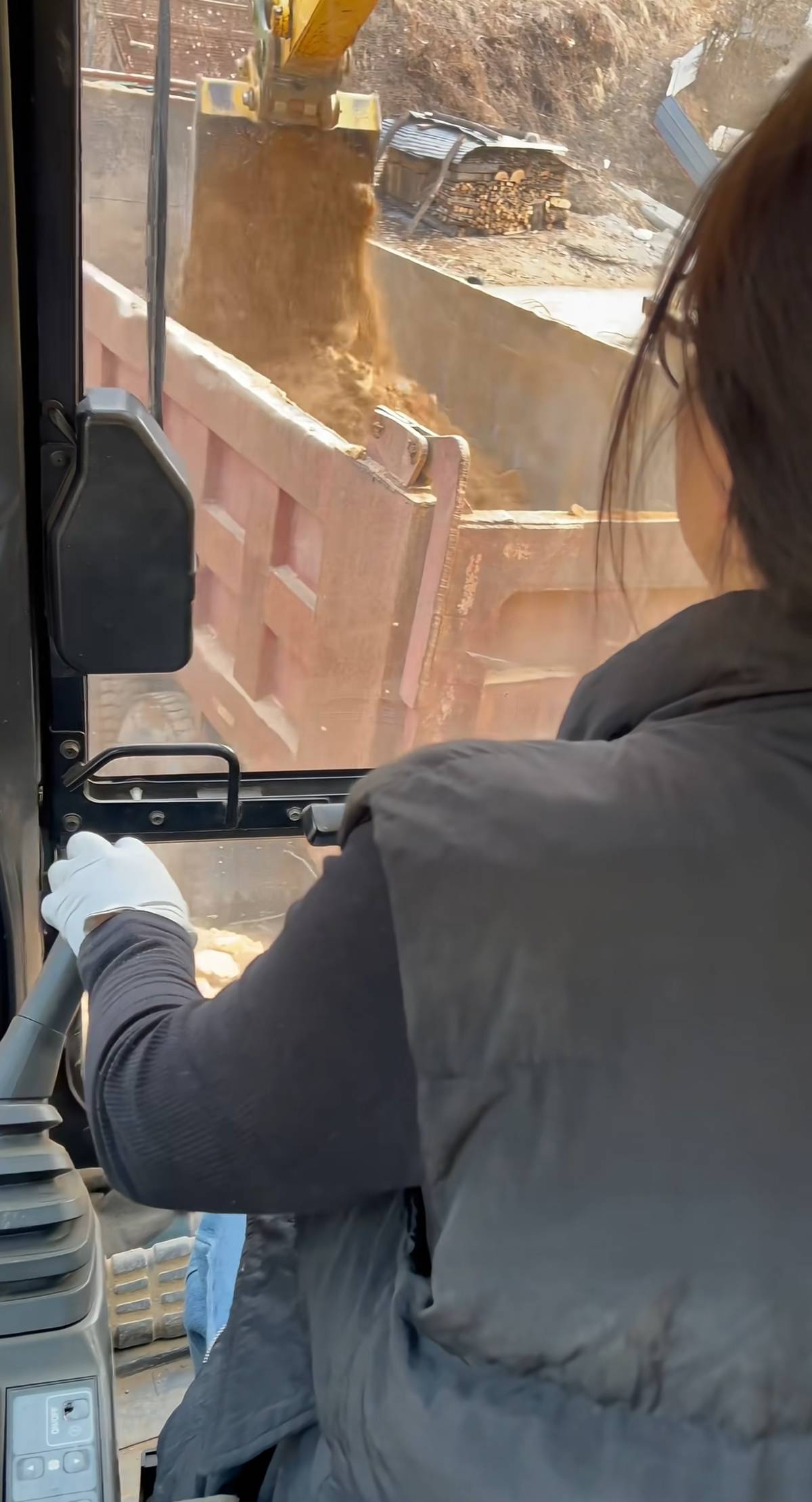 “95后”北漂女程序员辞职回乡开挖机<strong></p>
<p>摇旺理财</strong>，本人发声：正在和父亲学技术，熟练的话准备考证